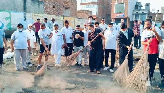 Hisar News: भाजपा नेताों ने पुरानी सब्जी मंडी में चलाया स्वच्छता अभियान 2025
