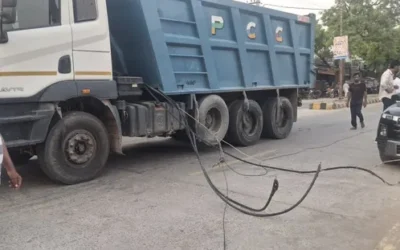 Hisar News: डंपर में फंसा बिजली का तार जोरदार धमाके टूटा, 30 मिनट तक लगा जाम 2026