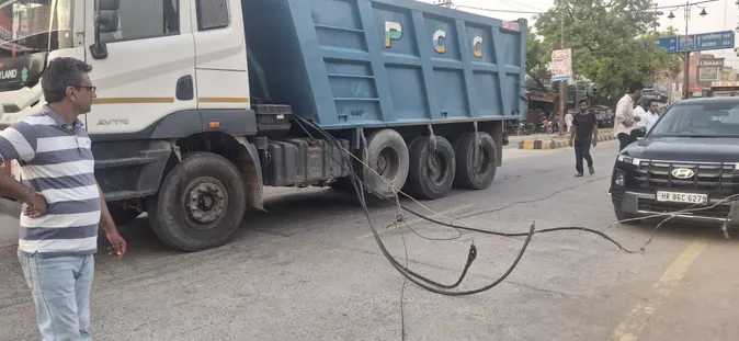 Hisar News: डंपर में फंसा बिजली का तार जोरदार धमाके टूटा, 30 मिनट तक लगा जाम 2026