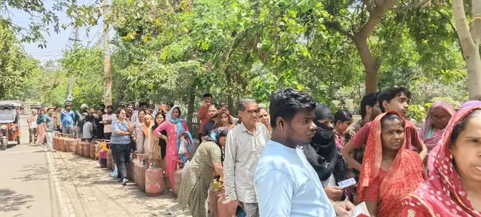 जिला खाद्य आपूर्ति नियंत्रक अमित शेखावत ने कहा कि उपभोक्ता हमारे कंट्रोल रूम पर शिकायत दर्ज कर सकते हैं। उन्होंने आश्वासन दिया कि सभी उपभोक्ताओं को सिलिंडर की आपूर्ति की जाएगी।