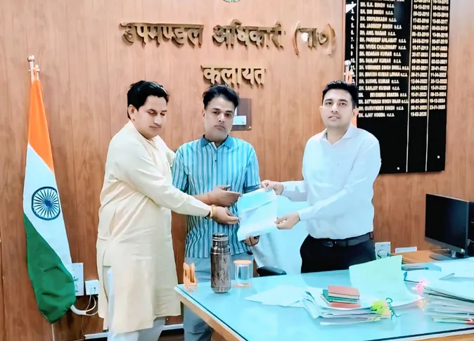 Ambala News: चार भैंसों को खोने वाले अमित को एसडीएम ने सौंपा 1 लाख का चेक 2026